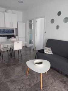 sala de estar con sofá y mesa en Apartamento cerca del puerto y del paseo en Grao de Castellón