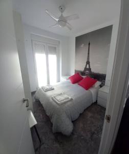 Apartamento cerca del puerto y del paseo في غراو ذي كاستيّيون: غرفة نوم بسرير مع برج ايفل