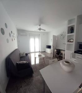 ein Wohnzimmer mit einem Sofa und einem Tisch in der Unterkunft Apartamento cerca del puerto y del paseo in Grao de Castellón