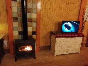 Televízia a/alebo spoločenská miestnosť v ubytovaní Apartamento El Grifo