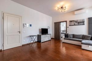 a living room with a couch and a television at Il Loft di Vanni in Vicenza