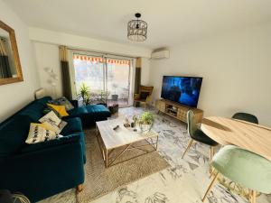 Televízia a/alebo spoločenská miestnosť v ubytovaní John Homestay Room in Nice