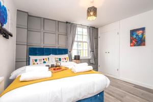 ein großes weißes Schlafzimmer mit einem großen Bett in der Unterkunft The Honeycomb Residence in Cheltenham