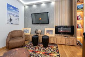 salon z krzesłem i telewizorem w obiekcie Apartament Tatrzański Jaszczurówka w Zakopanem