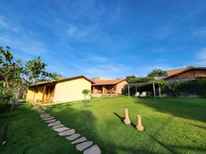 um quintal com um relvado com pedras e uma casa em Pousada Camarás em Alto Paraíso de Goiás