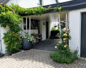 a patio with flowers and plants on a house at Modernes, Mini-Apartment Nürnberg,Playmobil in Zirndorf