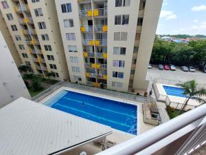 a view from the balcony of a apartment building with a swimming pool at Apartamento Barlovento Piso 5 Vista a la Piscina in Girardot
