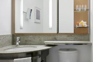 La salle de bains est pourvue d'un lavabo et de toilettes. dans l'établissement Club Quarters Hotel Covent Garden Holborn, London, à Londres