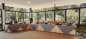 ein großes Zimmer mit einem Tisch mit Essen drauf in der Unterkunft Oro Verde Cuenca in Cuenca
