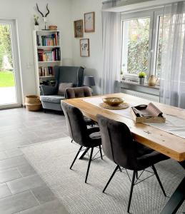 a living room with a wooden table and chairs at Ferienwohnung Lauer in Ellerstadt