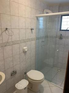 伊塔佩馬的住宿－Apartamento vista mar com 3 quartos e churrasqueira，带淋浴、卫生间和盥洗盆的浴室