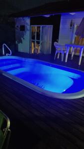 duży basen z niebieskim oświetleniem w domu w obiekcie Graça de Casa w mieście Florianópolis