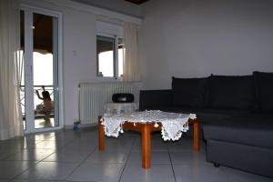 - un salon avec une table et un canapé dans l'établissement Eleftheria, à Menídion
