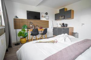una camera con letto bianco e una cucina di HOMEFY STUDIO SKY - free PARKING - ELEVATOR - DESK - NETFLIX a Essen