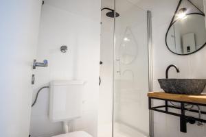 bagno con lavandino e doccia con specchio di HOMEFY STUDIO SKY - free PARKING - ELEVATOR - DESK - NETFLIX a Essen