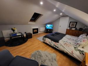 克利夫登的住宿－Cloonan House，阁楼上设有一间卧室,配有一张床和一台电视