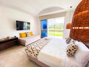 1 dormitorio con 1 cama grande y 1 sofá en Hotel Zensi 420, en Lejanías