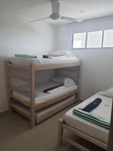 a room with two bunk beds and a ceiling at Hermoso apartamento con piscina frente al mar - Primera Ensenada in Coveñas
