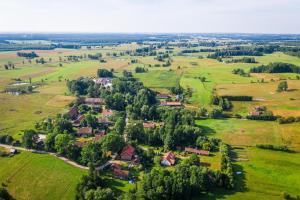 una vista aérea de un pequeño pueblo en un campo en Żywkowo Bocianie Gospodarstwo Rolne en Landsberg Ost Preussen