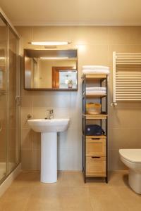 Kúpeľňa v ubytovaní Olabeaga, vivienda turística urbana de diseño con wifi + 22 fotografií