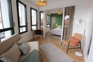 sala de estar con sofá y dormitorio en * Capbreton * T3 * Hypercentre * Plage * Famille en Capbreton