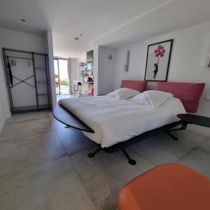 Un dormitorio con una cama grande y una mesa. en CASA DOMINO SOTOGRANDE Torreguadiaro, en Sotogrande