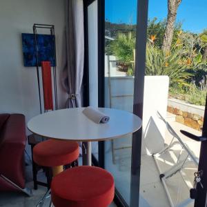 CASA DOMINO, SOTOGRANDE, Torreguadiaro في سوتوغراندِ: طاولة وكراسي في غرفة مع نافذة