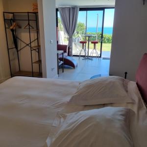 CASA DOMINO, SOTOGRANDE, Torreguadiaro في سوتوغراندِ: غرفة نوم مع سرير وإطلالة على المحيط