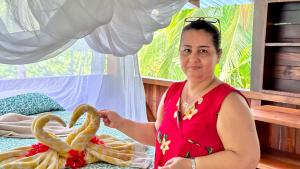 Una mujer con un vestido rojo sosteniendo un pretzel en Casa Aire Libre, en Puerto Jiménez