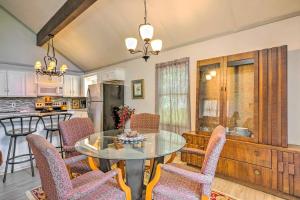 Fotografie z fotogalerie ubytování Beautiful Home with Mountain-View Deck and Smart TV v destinaci Warm Springs