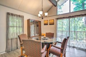 Fotografie z fotogalerie ubytování Beautiful Home with Mountain-View Deck and Smart TV v destinaci Warm Springs