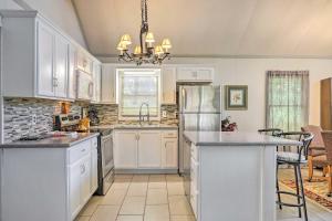 Fotografie z fotogalerie ubytování Beautiful Home with Mountain-View Deck and Smart TV v destinaci Warm Springs