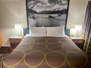 Een bed of bedden in een kamer bij Super 8 by Wyndham Castlegar BC