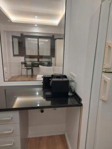 Kuchyň nebo kuchyňský kout v ubytování Lisbon South Bay Rooms