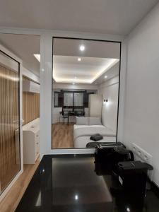 uma sala de estar com um espelho grande num quarto em Lisbon South Bay Rooms em Almada