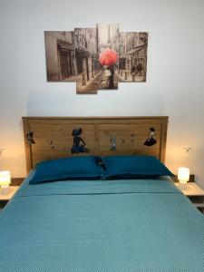 een slaapkamer met een blauw bed met een rode paraplu bij Apartament Giulia by Sea View Luxury Residence in Mamaia Nord – Năvodari