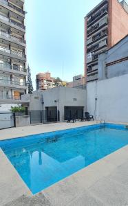 una piscina en la azotea de un edificio en Balcarce 6 - Bon Repos en San Miguel de Tucumán
