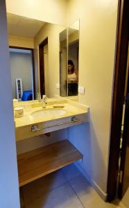 y baño con lavabo y espejo. en Balcarce 6 - Bon Repos en San Miguel de Tucumán