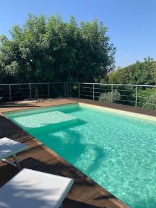 una piscina de agua azul y una valla en Villa del Sole, en Valverde