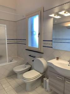een witte badkamer met een toilet en een wastafel bij Villa del Sole in Valverde