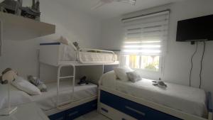 Poschodová posteľ alebo postele v izbe v ubytovaní VFT Apartamento "El Mar de Cádiz", en Primera Linea