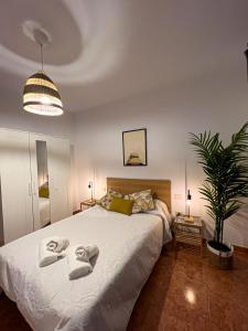sypialnia z dużym łóżkiem z ręcznikami w obiekcie Apartment 100 m from the beach w mieście Arinaga