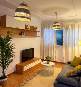 sala de estar con sofá y TV en Apartment 100 m from the beach, en Arinaga