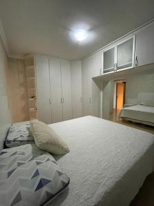 Ліжко або ліжка в номері Apartamento com elevador central