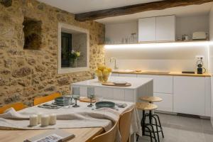 Kuchyň nebo kuchyňský kout v ubytování A casa de Abaixo, aloxamento rural