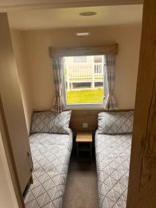 mały pokój z 2 łóżkami i oknem w obiekcie Kent Coast 3 bedroom holiday home w mieście Rochester