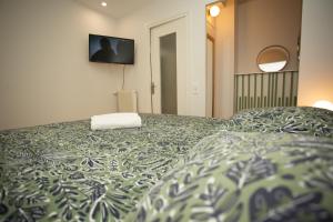 Un dormitorio con una cama con una almohada encima. en Fresh&Relax, en Chamalières 34 fotos más