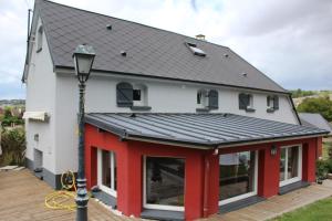 ein weißes und rotes Haus mit schwarzem Dach in der Unterkunft La laiterie du Moulin in Montivilliers