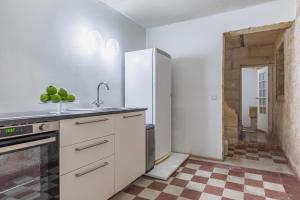 Kuchyň nebo kuchyňský kout v ubytování Stylish Retro Suites