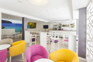 TV a/nebo společenská místnost v ubytování Hotel Venecia Paguera
